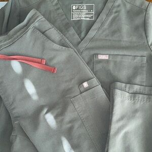 Figs Women’s Scrub Set in Gray-Green (bonsai?). One Pocket Top, Yola Bottom.